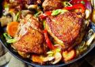Una sartén de pollo con salsa cajún de ajo