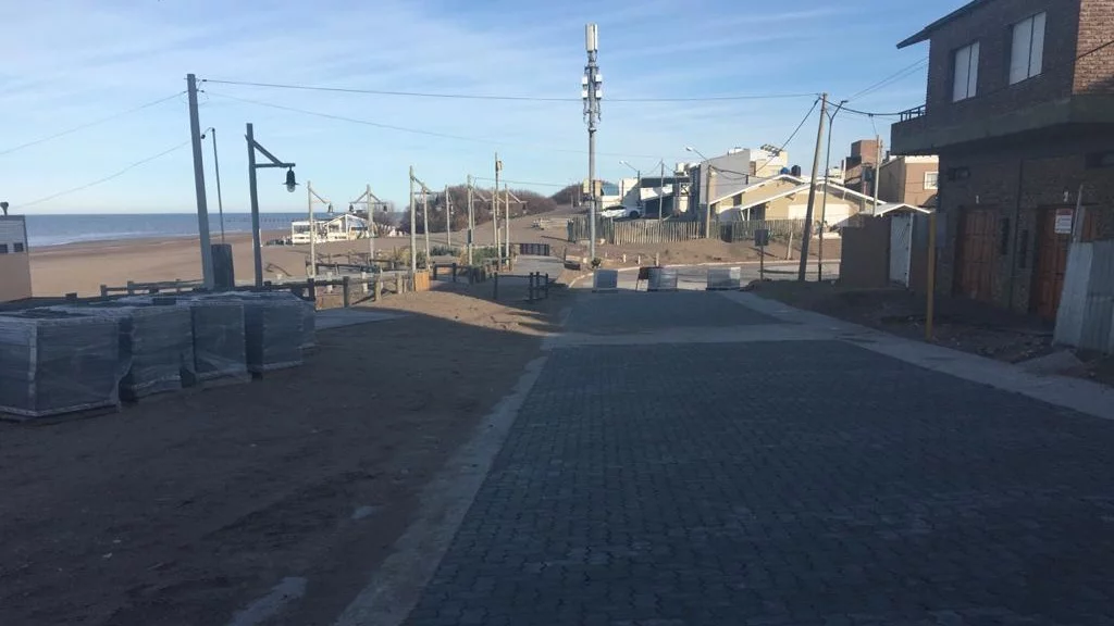 Monte Hermoso: comenzó la colocación del pavimento de adoquines en la costanera