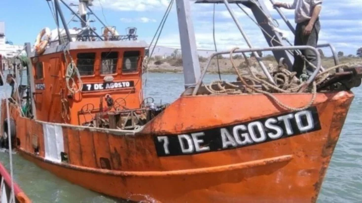 Buscan a dos tripulantes de un pesquero que se hundió cerca de Las Grutas