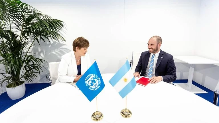 El FMI pide a la Argentina un plan con amplio apoyo político y social, y atacar la inflación