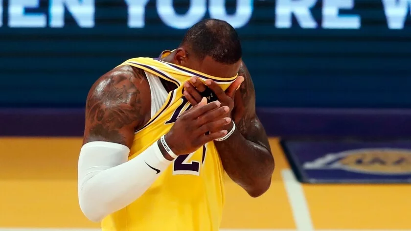 LeBron James venía jugando poco y ahora tendrá que guardarse un tiempo