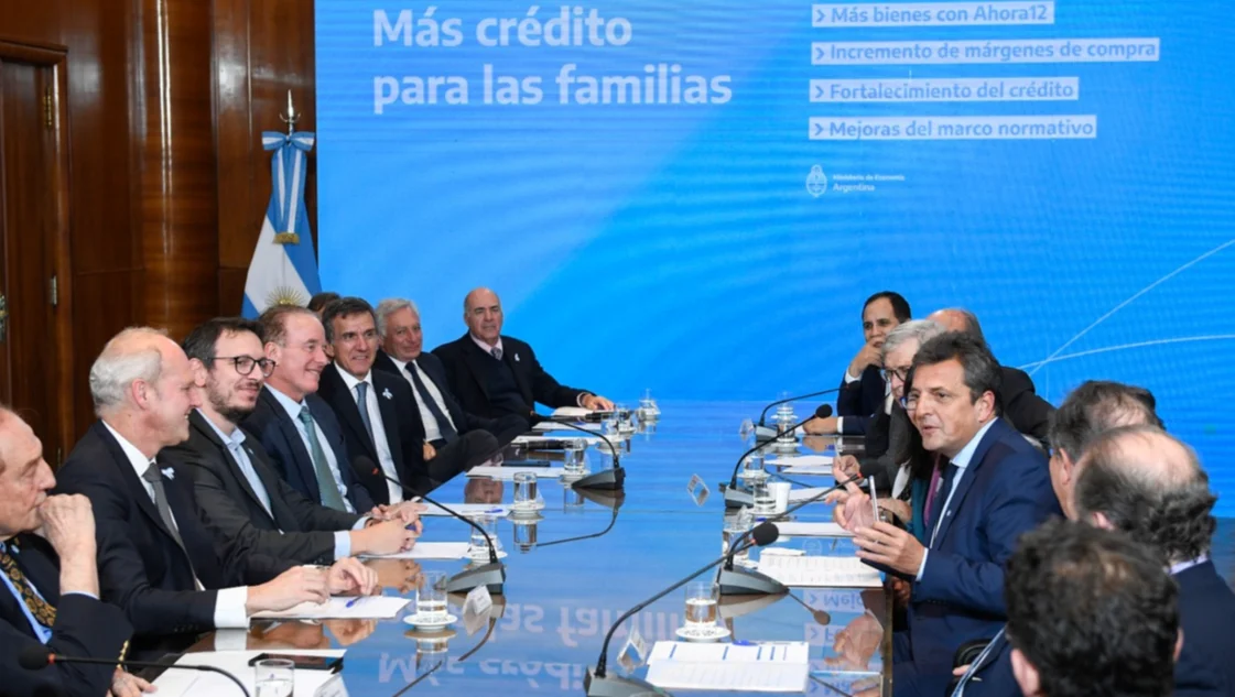 El Gobierno oficializó la suba de los límites en las tarjetas