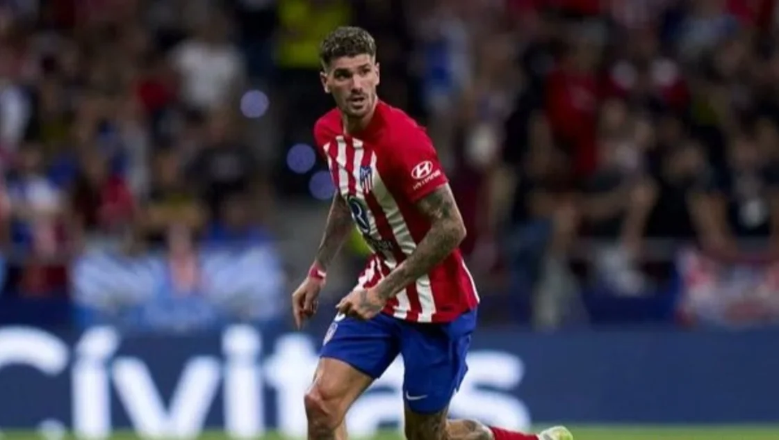 Gigante de Italia va a la carga por Rodrigo De Paul