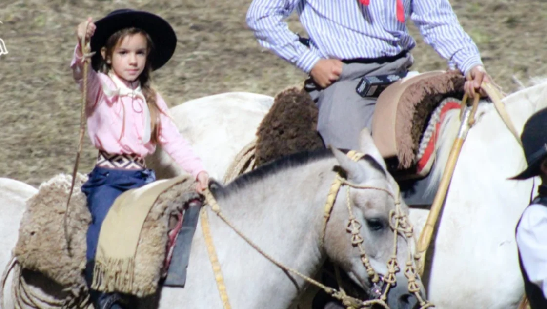 Mía, con 5 años, debutó en Jesús María con una tropilla de petisos