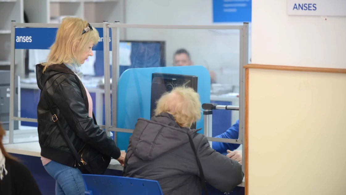 Por debajo de lo anunciado, las jubilaciones subirán un 27,18 % en marzo