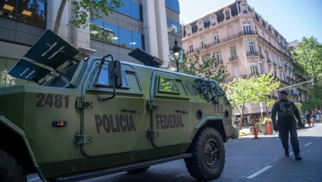 Tras el ataque de Irán a Israel, el Gobierno volvió a elevar el nivel de alerta en todo el país