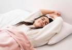 Dormir con o sin almohada: qué es más saludable
