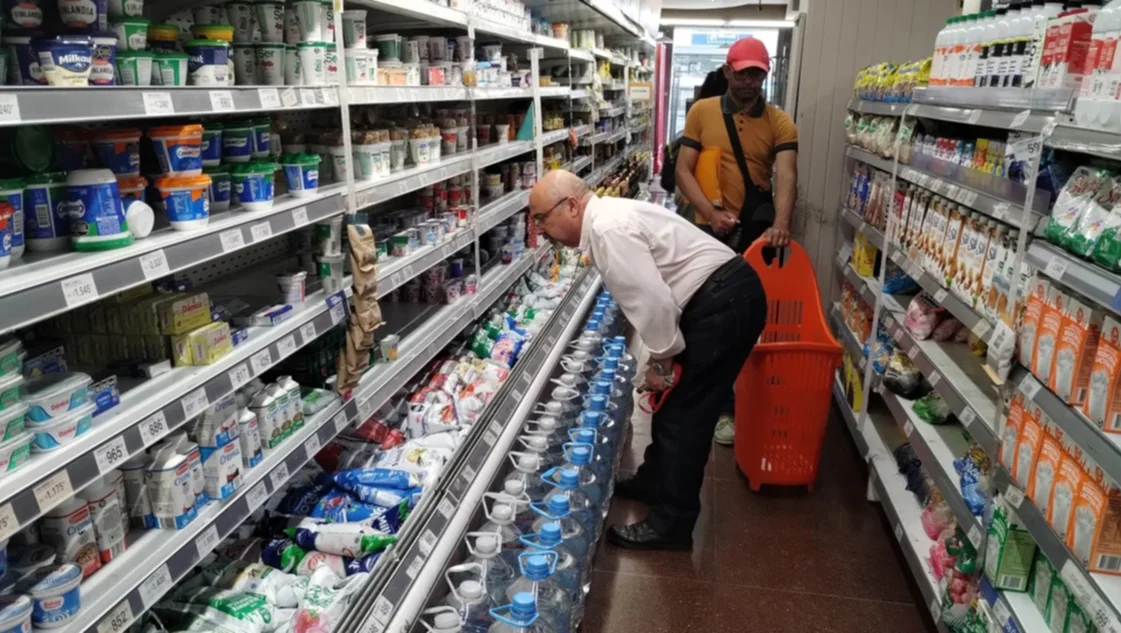 INDEC: las ventas en los supermercados bajaron 10,1% en agosto