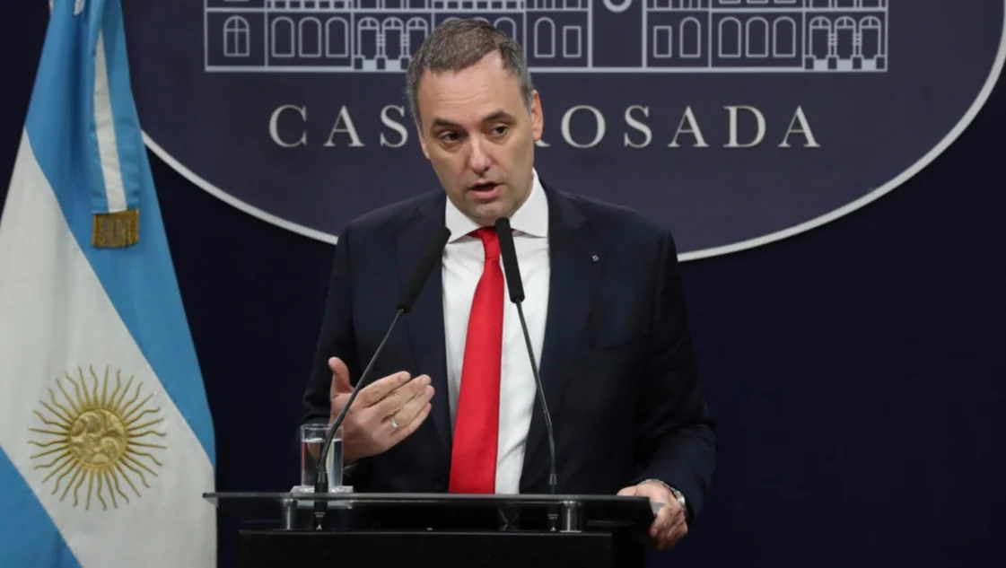 El Gobierno anunció que les cobrará a los extranjeros la salud pública y la educación universitaria