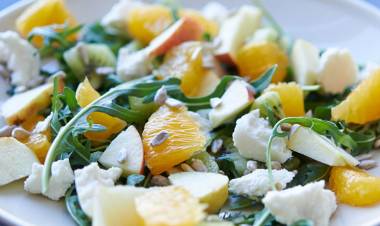 Ensalada de rúcula con kiwi y queso