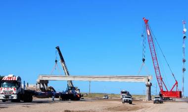Finalización del montaje de vigas en el puente del Km 18 entre Tornquist y Bahía Blanca de la Ruta Nacional 33.