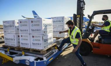 Nuevos vuelos, la vacuna terminada en la Argentina y contratos por 30 millones de dosis