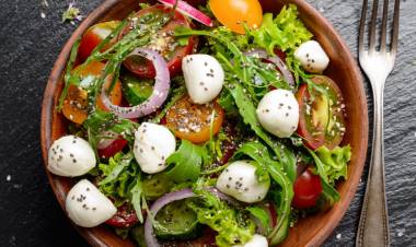 Ensalada de mozzarella, tomate y lechuga