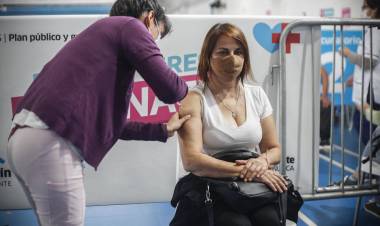 Argentina cada vez más cerca de tener la mitad de la población con 1 dosis y todos los mayores con 2