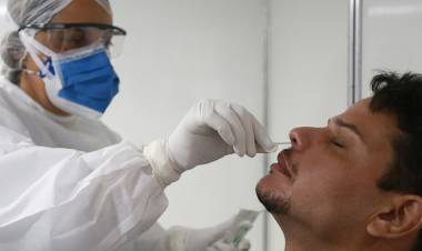 Los casos de coronavirus descendieron 40% en el último mes en la Argentina