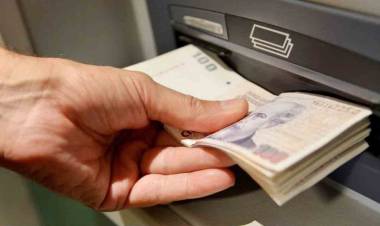 Por qué los cajeros están saturados de billetes de 100 pesos