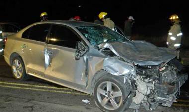 Dos autos chocharon contra vacas sueltas en la Ruta 72
