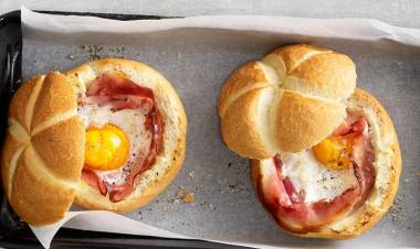Bollitos de pan con huevo y jamón cocido