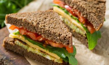 Sándwich integral vegetal con queso