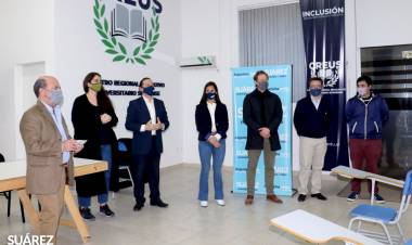El Intendente Moccero entregó más de 1.500.000 pesos en becas a estudiantes del distrito