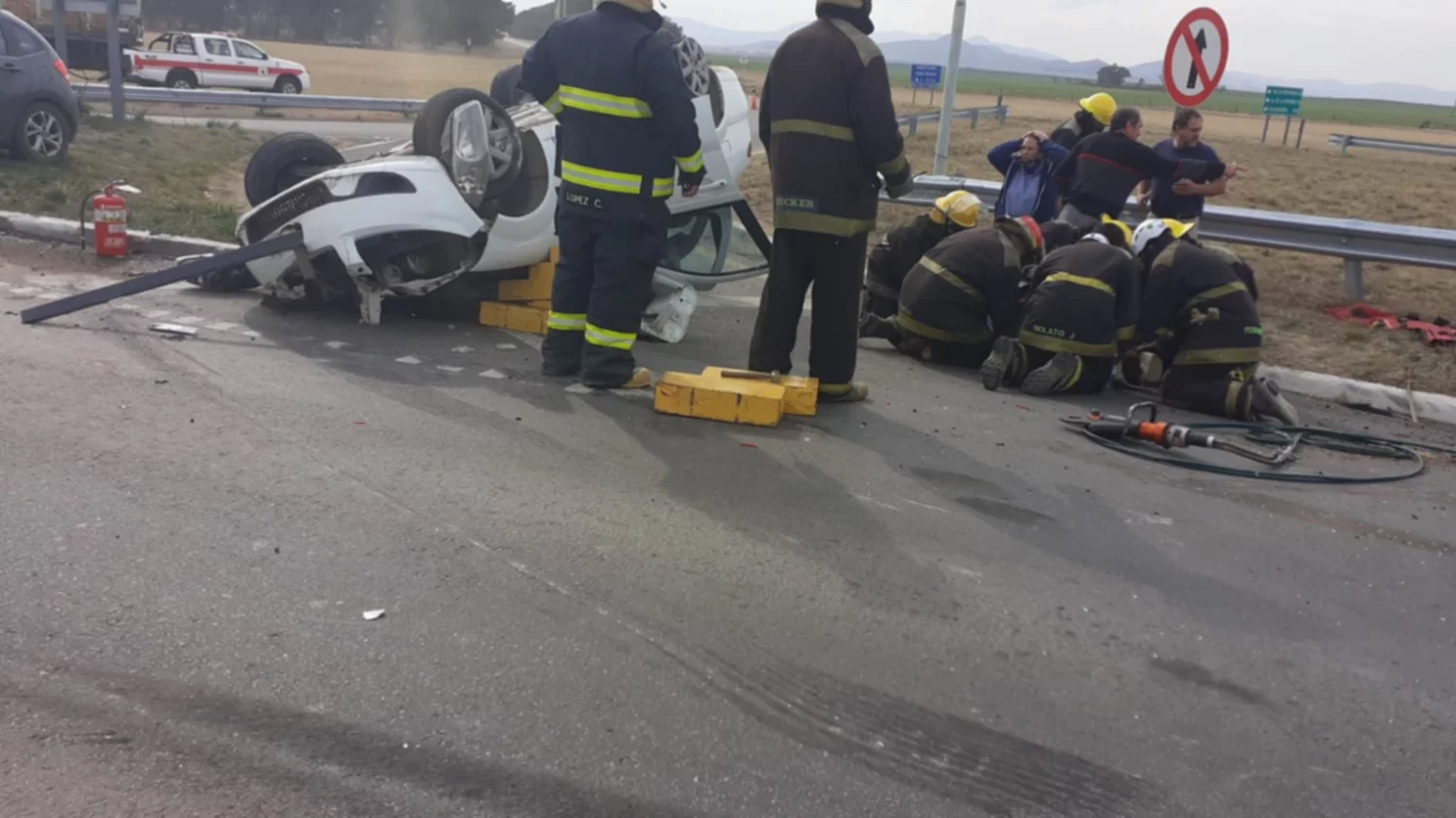 Choque y vuelco con tres heridos en la ruta 33