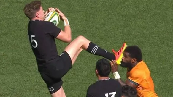 Pegó una patada voladora, no lo sancionaron y jugará ante Los Pumas