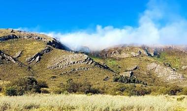 Bomberos de Tornquist, Sierra de la Ventana y Villa Ventana luchan contra un incendio en las sierras