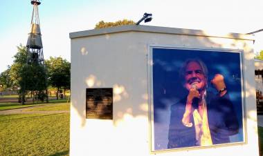 Se inauguró el mural de Sergio Denis en la plaza que lleva su nombre en Pueblo San José