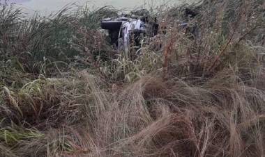 Trágico vuelco en Ruta 65, un hombre muere ahogado tras volcar