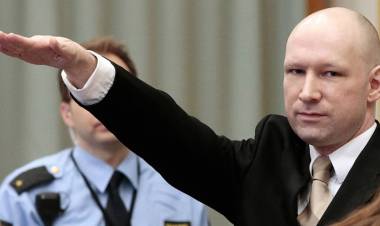 La fiscalía noruega pidió mantener detenido al neonazi que mató a 77 personas