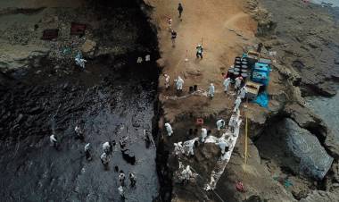 Perú declaró la "emergencia ambiental" por 90 días en la zona costera dañada por derrame petrolero