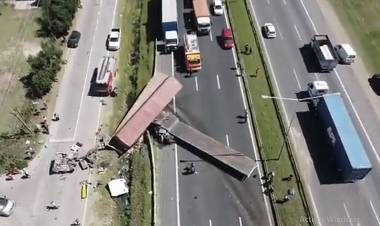 Fuerte choque de dos camiones en la Panamericana: hay dos heridos