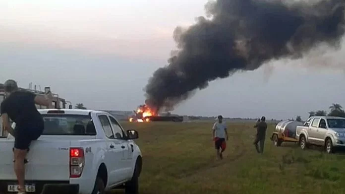 Se prendió fuego un avión hidrante que combatía incendios en Corrientes