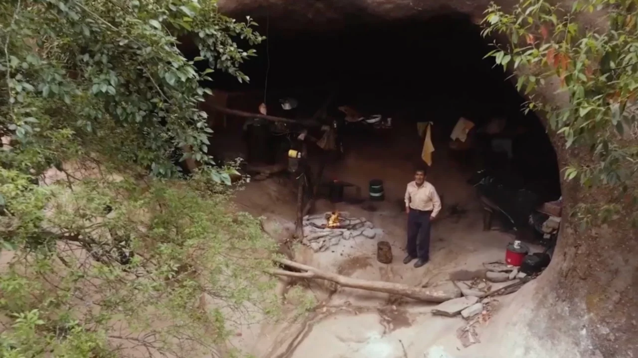 Un documentalista francés rescató la increíble historia del ermitaño que vive en una cueva en Tucumán