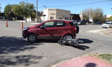 Accidente en la intersección de Av. Sixto Rodríguez y Rivadavia entre una Eco Sport y una moto.