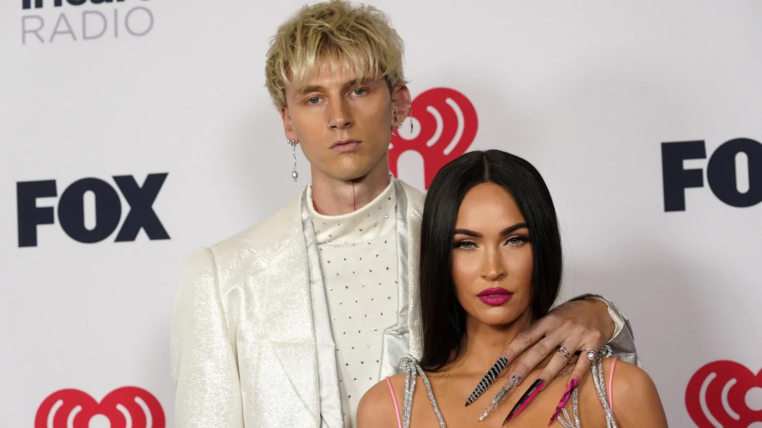 El peculiar ritual de Megan Fox y su novio Machine Gun Kelly: beben la sangre del otro