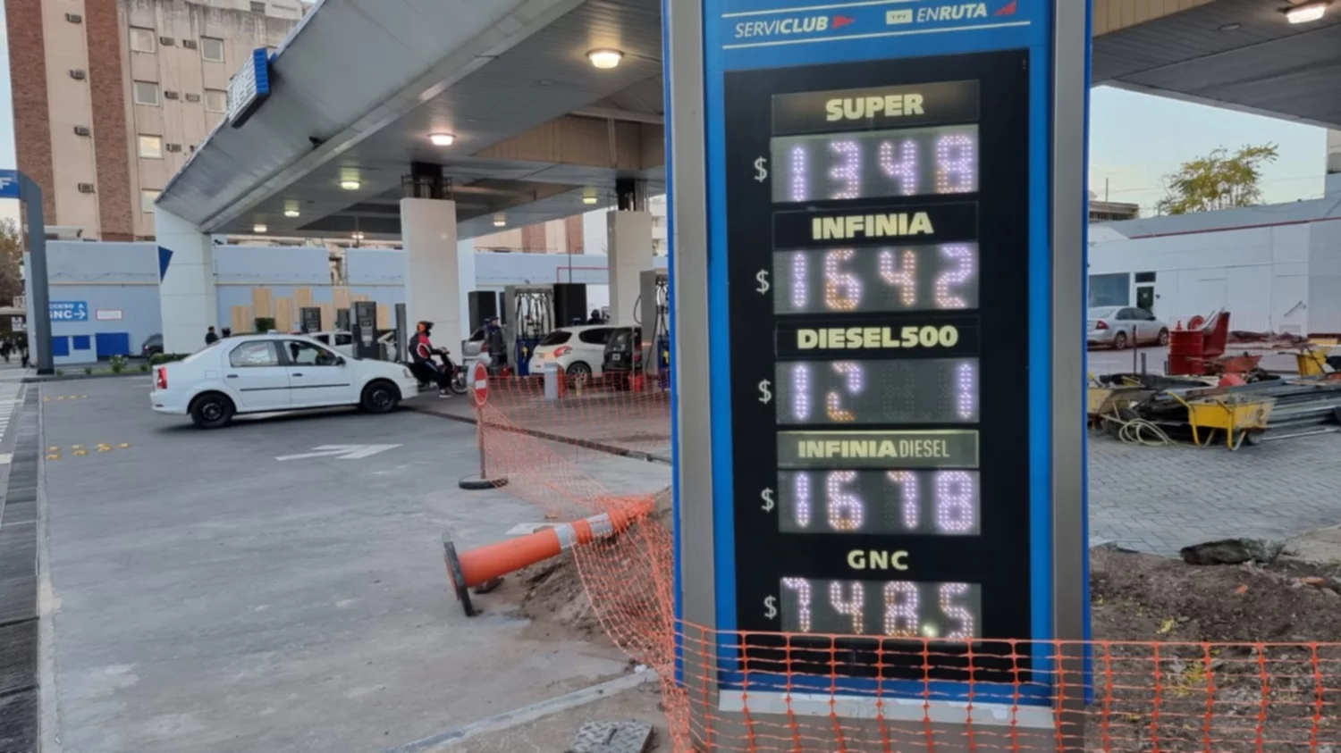 Otro impulso para la inflación: YPF volvió a aumentar los combustibles
