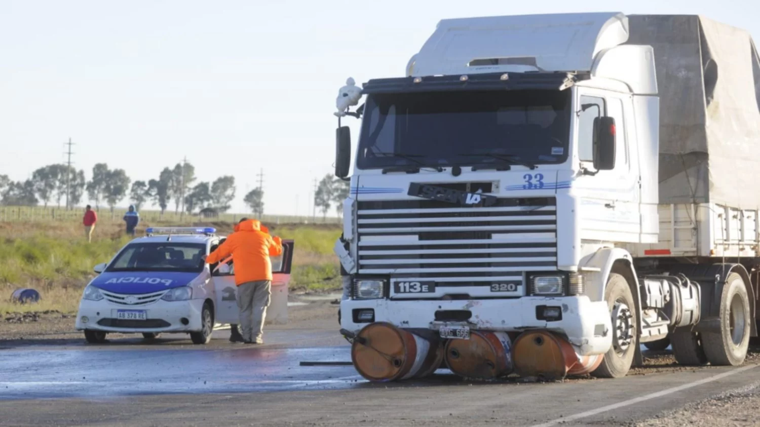 Un obrero vial falleció al ser atropellado por un camión en la ruta 33
