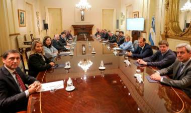 Fernández les presentó a los gobernadores un proyecto para elevar el número de miembros de la Corte