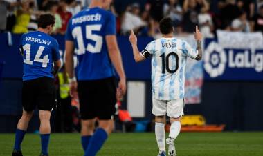 Messi hizo por primera vez cinco goles con la camiseta argentina y agiganta su historia