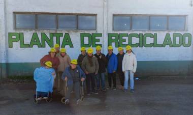 Concurrentes del Centro de Día recorrieron la planta de reciclado