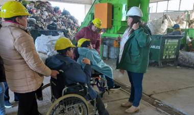 Concurrentes del Centro de Día recorrieron la planta de reciclado