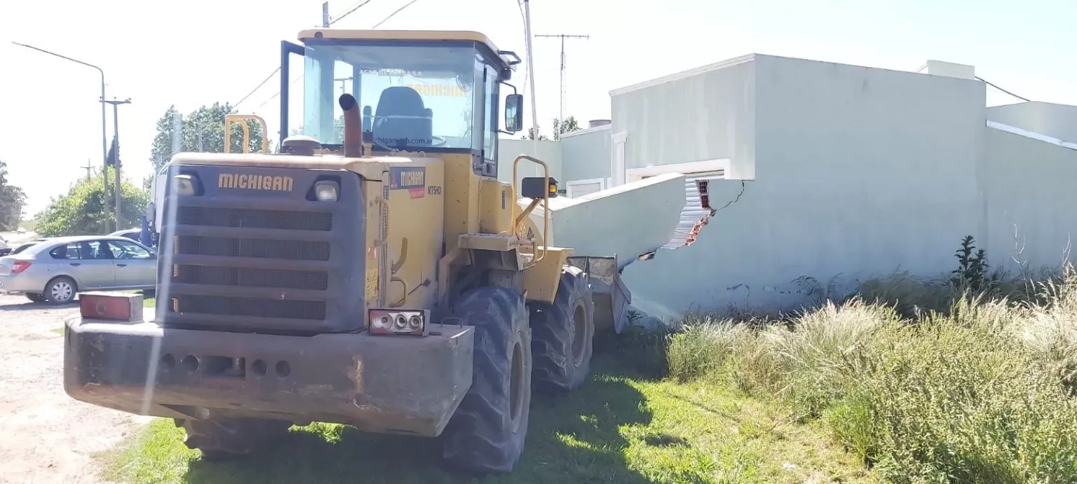 Una pala cargadora municipal derribó el paredón de una casa