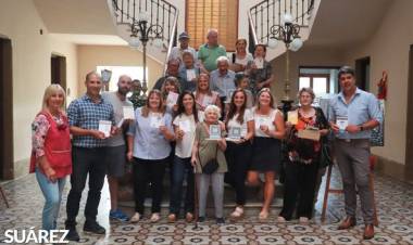 Integrantes del Taller de Artes Plásticas del Hogar de Ancianos “Domingo Goñi” obsequiaron calendarios 2023