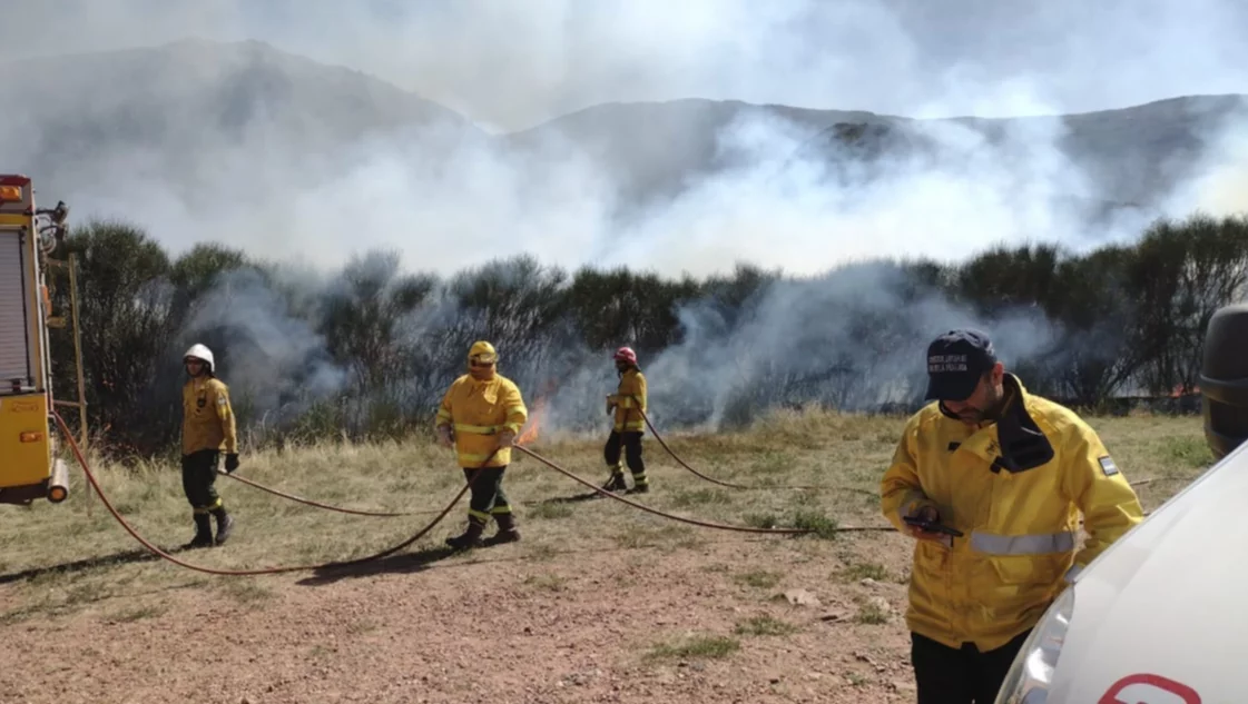 Tres helicópteros más para combatir el incendio en las sierras