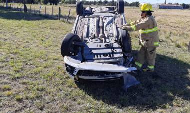 Saldungaray: los Bomberos acudieron a un vuelco en la zona de acceso