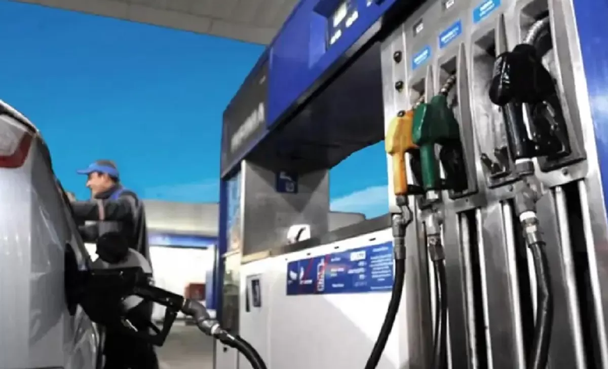Acuerdo del gobierno con petroleras: la nafta subirá 4% mensual hasta agosto