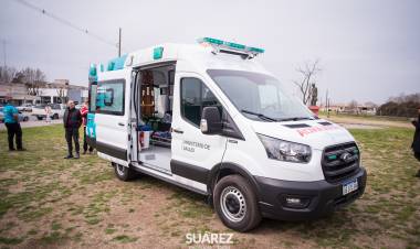 El Gobierno Provincial entregó una ambulancia de alta complejidad, 15 computadoras y un sillón de parto al Hospital Municipal