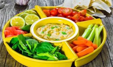 Dip nutritivo: hummus con palitos de zanahoria, apio y vegetales