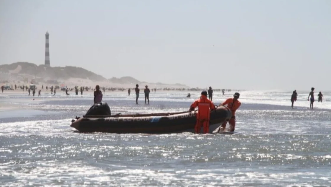 Claromecó: intensifican la búsqueda del joven kayakista que desapareció en el mar
